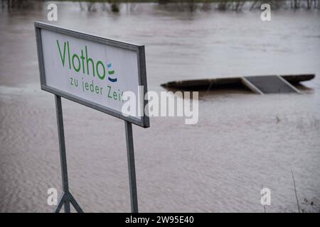 Hochwasser der Weser, für die Weser wurde die hoechste Warnstufe ausgerufen, der Hafen Vlotho ist ueberflutet, ein Bootsanleger schwimmt auf, Vlotho, 24.12.2023. *** Hochwasser der Weser, höchste Warnstufe für die Weser, der Hafen von Vlotho ist überflutet, ein Steg schwimmt, Vlotho, 24 12 2023 Stockfoto