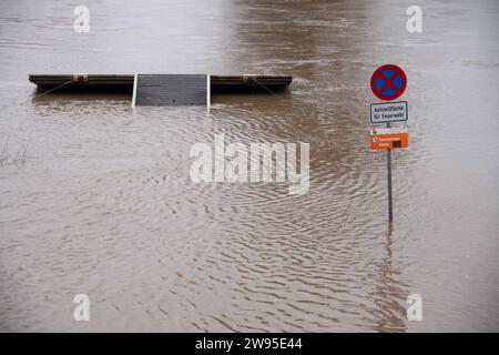 Hochwasser der Weser, für die Weser wurde die hoechste Warnstufe ausgerufen, der Hafen Vlotho ist ueberflutet, ein Bootsanleger schwimmt auf, Vlotho, 24.12.2023. *** Hochwasser der Weser, höchste Warnstufe für die Weser, der Hafen von Vlotho ist überflutet, ein Steg schwimmt, Vlotho, 24 12 2023 Stockfoto