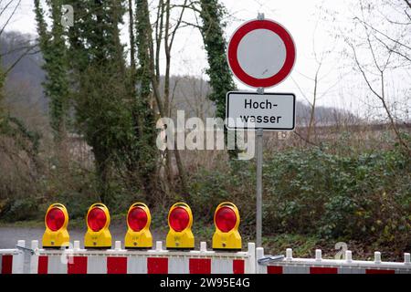 Hochwasser der Weser, für die Weser wurde die hoechste Warnstufe ausgerufen, der Hafen Vlotho ist ueberflutet, die Zufahrt ist abgesperrt, Vlotho, 24.12.2023. *** Hochwasser der Weser, höchste Warnstufe für die Weser erklärt, der Hafen von Vlotho ist überflutet, der Zugang ist gesperrt, Vlotho, 24 12 2023 Stockfoto