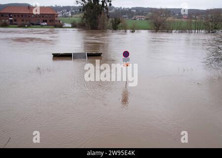 Hochwasser der Weser, für die Weser wurde die hoechste Warnstufe ausgerufen, der Hafen Vlotho ist ueberflutet, ein Bootsanleger schwimmt auf, Vlotho, 24.12.2023. *** Hochwasser der Weser, höchste Warnstufe für die Weser, der Hafen von Vlotho ist überflutet, ein Steg schwimmt, Vlotho, 24 12 2023 Stockfoto