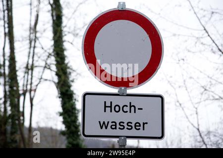 Hochwasser der Weser, für die Weser wurde die hoechste Warnstufe ausgerufen, der Hafen Vlotho ist ueberflutet, die Zufahrt ist abgesperrt, Vlotho, 24.12.2023. *** Hochwasser der Weser, höchste Warnstufe für die Weser erklärt, der Hafen von Vlotho ist überflutet, der Zugang ist gesperrt, Vlotho, 24 12 2023 Stockfoto