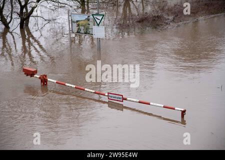Hochwasser der Weser, für die Weser wurde die hoechste Warnstufe ausgerufen, die Einfahrt zum Hafen Vlotho ist ueberflutet, eine Absperrschranke steht im Wasser, Vlotho, 24.12.2023. *** Hochwasser der Weser, höchste Warnstufe für die Weser, der Eingang zum Hafen von Vlotho ist überflutet, eine Barriere im Wasser, Vlotho, 24 12 2023 Stockfoto