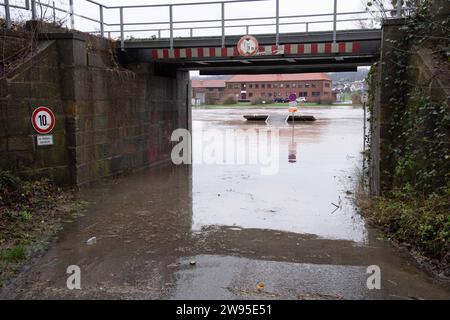 Hochwasser der Weser, für die Weser wurde die hoechste Warnstufe ausgerufen, die Einfahrt zum Hafen Vlotho ist ueberflutet, Vlotho, 24.12.2023. *** Hochwasser der Weser, höchste Warnstufe für die Weser, die Einfahrt zum Hafen von Vlotho ist überflutet, Vlotho, 24 12 2023 Stockfoto