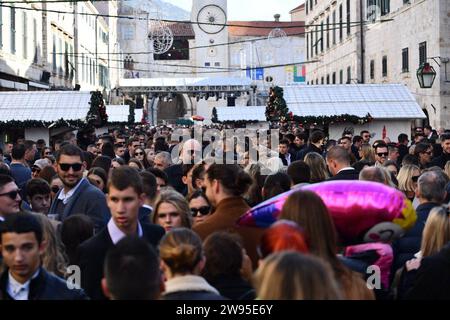 Kroatien, Dubrovnik, 241223. Viele Einwohner von Dubrovnik verbringen Heiligabend in der Stadt und schlendern entlang Stradun. Foto: Tonci Plazibat / CROPIX Dubrovnik Kroatien Copyright: XToncixPlazibatxToncixPlazibatx guzva stradun21-241223 Stockfoto