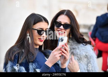 Kroatien, Dubrovnik, 241223. Viele Einwohner von Dubrovnik verbringen Heiligabend in der Stadt und schlendern entlang Stradun. Foto: Tonci Plazibat / CROPIX Dubrovnik Kroatien Copyright: XToncixPlazibatxToncixPlazibatx guzva stradun18-241223 Stockfoto