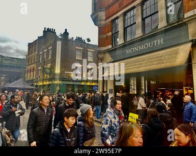 Nicht exklusiv: Die Käufer stoßen am Heiligabend durch einen sehr geschäftigen Borough Markt, um sich ein paar Last-Minute-Essenskäufe zu sichern. Stockfoto