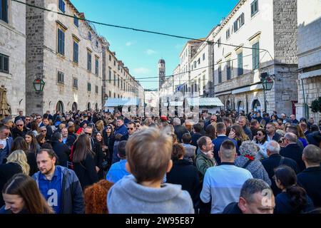 Kroatien, Dubrovnik, 241223. Viele Einwohner von Dubrovnik verbringen Heiligabend in der Stadt und schlendern entlang Stradun. Foto: Tonci Plazibat / CROPIX Dubrovnik Kroatien Copyright: XToncixPlazibatxToncixPlazibatx stradun guzva14-241223 Stockfoto