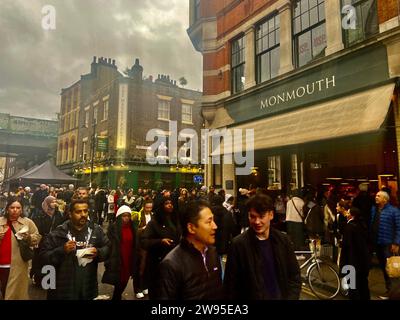 Nicht exklusiv: Die Käufer stoßen am Heiligabend durch einen sehr geschäftigen Borough Markt, um sich ein paar Last-Minute-Essenskäufe zu sichern. Stockfoto