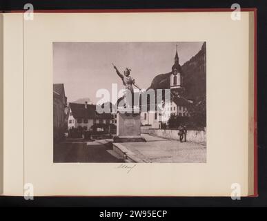 Blick auf einen Platz in Altdorf mit Kirche und Statue von Wilhelm Tell, Anonym, 1880–1900 fotomechanischer Druck dieser Druck ist Teil eines Albums. Papierkollotypenkollotypdenkmal, Statue. Kirche (außen) Altdorf (URI) Stockfoto