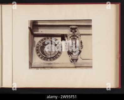 Detail des Zytglogges in Bern, Giorgio Sommer, 1880 - 1900 Foto dieses Foto ist Teil eines Albums. Berner Fototräger Albumendruckturm, Uhrturm  monumentale Verzierung Zytglogge Stockfoto