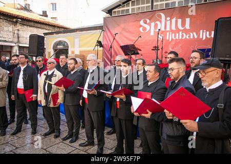 Kroatien, Split 241223. Etwa fünftausend Portionen Kabeljau und die gleiche Anzahl von Krapfen wurden in Peskaria in Split im Rahmen des Split with Love Events verteilt, das traditionell am Heiligabend stattfindet. Foto: SASA Buric / CROPIX Copyright: XSasaxBuricx/xCROPIXxSasaxBuricx bakalar peskarija bozic11-241223 Stockfoto