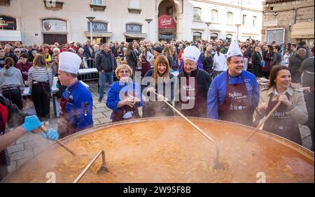 Kroatien, Split 241223. Etwa fünftausend Portionen Kabeljau und die gleiche Anzahl von Krapfen wurden in Peskaria in Split im Rahmen des Split with Love Events verteilt, das traditionell am Heiligabend stattfindet. Foto: SASA Buric / CROPIX Copyright: XSasaxBuricx/xCROPIXxSasaxBuricx bakalar peskarija bozic12-241223 Stockfoto