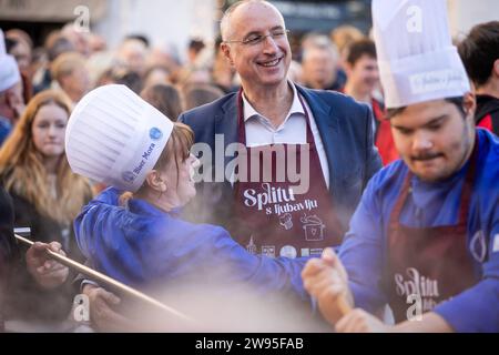 Kroatien, Split 241223. Etwa fünftausend Portionen Kabeljau und die gleiche Anzahl von Krapfen wurden in Peskaria in Split im Rahmen des Split with Love Events verteilt, das traditionell am Heiligabend stattfindet. Auf dem Foto: Jagoda Nikolic i Ivica Puljak Foto: SASA Buric / CROPIX Copyright: XSasaxBuricx/xCROPIXxSasaxBuricx bakalar peskarija bozic19-241223 Stockfoto