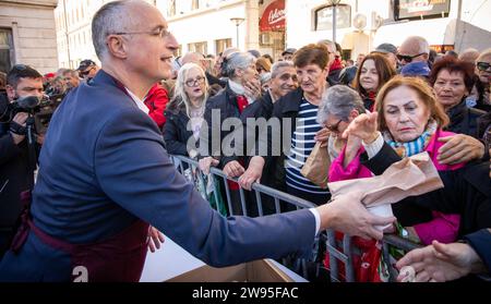 Kroatien, Split 241223. Etwa fünftausend Portionen Kabeljau und die gleiche Anzahl von Krapfen wurden in Peskaria in Split im Rahmen des Split with Love Events verteilt, das traditionell am Heiligabend stattfindet. Auf dem Foto: Ivica Puljak. Foto: SASA Buric / CROPIX Copyright: XSasaxBuricx/xCROPIXxSasaxBuricx bakalar peskarija bozic36-241223 Stockfoto