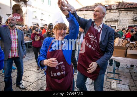 Kroatien, Split 241223. Etwa fünftausend Portionen Kabeljau und die gleiche Anzahl von Krapfen wurden in Peskaria in Split im Rahmen des Split with Love Events verteilt, das traditionell am Heiligabend stattfindet. Auf dem Foto: Ivica Puljak. Foto: SASA Buric / CROPIX Copyright: XSasaxBuricx/xCROPIXxSasaxBuricx bakalar peskarija bozic26-241223 Stockfoto