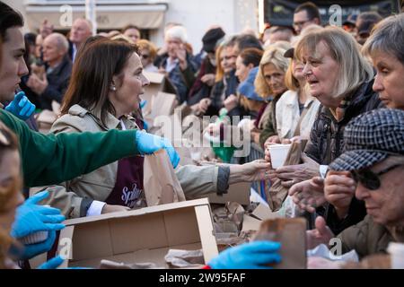 Kroatien, Split 241223. Etwa fünftausend Portionen Kabeljau und die gleiche Anzahl von Krapfen wurden in Peskaria in Split im Rahmen des Split with Love Events verteilt, das traditionell am Heiligabend stattfindet. Foto: SASA Buric / CROPIX Copyright: XSasaxBuricx/xCROPIXxSasaxBuricx bakalar peskarija bozic49-241223 Stockfoto