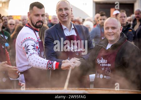 Kroatien, Split 241223. Etwa fünftausend Portionen Kabeljau und die gleiche Anzahl von Krapfen wurden in Peskaria in Split im Rahmen des Split with Love Events verteilt, das traditionell am Heiligabend stattfindet. Auf dem Foto: Bojan Ivosevic, Ivica Puljak i Antonio Kuzmanic. Foto: SASA Buric / CROPIX Copyright: XSasaxBuricx/xCROPIXxSasaxBuricx bakalar peskarija bozic23-241223 Stockfoto