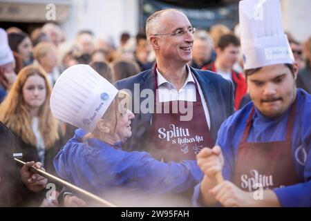 Kroatien, Split 241223. Etwa fünftausend Portionen Kabeljau und die gleiche Anzahl von Krapfen wurden in Peskaria in Split im Rahmen des Split with Love Events verteilt, das traditionell am Heiligabend stattfindet. Auf dem Foto: Jagoda Nikolic i Ivica Puljak Foto: SASA Buric / CROPIX Copyright: XSasaxBuricx/xCROPIXxSasaxBuricx bakalar peskarija bozic20-241223 Stockfoto