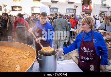 Kroatien, Split 241223. Etwa fünftausend Portionen Kabeljau und die gleiche Anzahl von Krapfen wurden in Peskaria in Split im Rahmen des Split with Love Events verteilt, das traditionell am Heiligabend stattfindet. Foto: SASA Buric / CROPIX Copyright: XSasaxBuricx/xCROPIXxSasaxBuricx bakalar peskarija bozic40-241223 Stockfoto