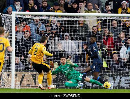 Wolverhampton, Großbritannien. Dezember 2023. Matt Doherty von Wolverhampton Wanderers erzielt ihr zweites Tor während des Premier League-Spiels in Molineux, Wolverhampton. Der Bildnachweis sollte lauten: Andrew Yates/Sportimage Credit: Sportimage Ltd/Alamy Live News Stockfoto