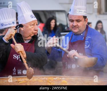 Kroatien, Split 241223. Etwa fünftausend Portionen Kabeljau und die gleiche Anzahl von Krapfen wurden in Peskaria in Split im Rahmen des Split with Love Events verteilt, das traditionell am Heiligabend stattfindet. Auf dem Foto: Pavo Jerkovic i Zeljko Bremec. Foto: SASA Buric / CROPIX Copyright: XSasaxBuricx/xCROPIXxSasaxBuricx bakalar peskarija bozic8-241223 Stockfoto