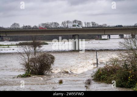 Hochwasser an der Ruhr, nach tagelangen, starken Regenfälle führt die Ruhr Hochwasser, Warnstufe 2 von 3, hier Bereiche unterhalb der Autobahn A40 zwischen Duisburg, Mülheim und Oberhausen, NRW, Deutschland, Hochwasser Ruhr *** Hochwasser am Ruhr, nach Tagen Starkregen ist das Ruhr überschwemmt, Warnstufe 2 von 3, hier Gebiete unterhalb der Autobahn A40 zwischen Duisburg, Mülheim und Oberhausen, NRW, Deutschland, Ruhrhochwasser Stockfoto