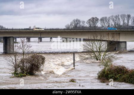 Hochwasser an der Ruhr, nach tagelangen, starken Regenfälle führt die Ruhr Hochwasser, Warnstufe 2 von 3, hier Bereiche unterhalb der Autobahn A40 zwischen Duisburg, Mülheim und Oberhausen, NRW, Deutschland, Hochwasser Ruhr *** Hochwasser am Ruhr, nach Tagen Starkregen ist das Ruhr überschwemmt, Warnstufe 2 von 3, hier Gebiete unterhalb der Autobahn A40 zwischen Duisburg, Mülheim und Oberhausen, NRW, Deutschland, Ruhrhochwasser Stockfoto