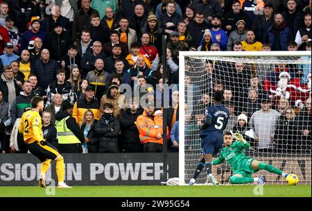 Matt Doherty der Wolverhampton Wanderers (links) erzielt das zweite Tor des Spiels während des Premier League-Spiels im Molineux Stadium in Wolverhampton. Bilddatum: Sonntag, 24. Dezember 2023. Stockfoto