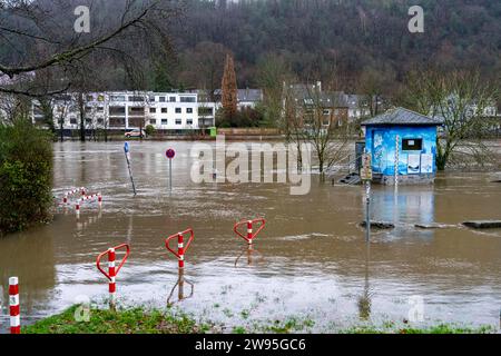 Hochwasser an der Ruhr, nach tagelangen, starken Regenfälle führt die Ruhr Hochwasser, Warnstufe 2 von 3, bei Essen-Werden, Pegelhäuschen des Ruhrverbands, NRW, Deutschland, Hochwasser Ruhr *** Hochwasser am Ruhrgebiet, nach tagelangen Starkregen ist das Ruhrgebiet überschwemmt, Warnstufe 2 von 3, bei Essen Werden, Ruhrverband, NRW, Deutschland, Ruhrfluten Stockfoto