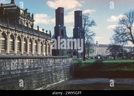 Lange Galerie des Zwingers mit Graben, Blick auf die Ruinen der gotischen Sophiakirche. GESCHÄTZTES DATUM DES FOTOS Stockfoto