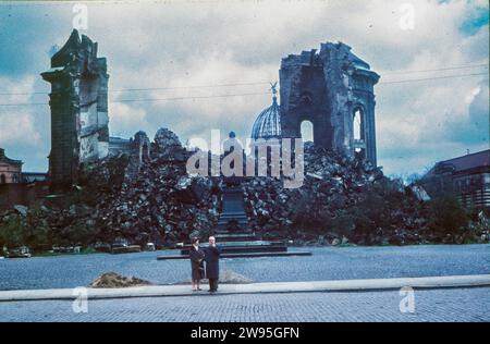 Schutt der Dresdner Marienkirche von George Baehr, brannte nach dem Bombenangriff vom 13. Februar 1945 aus und brach am 15. Februar 1945 zusammen. Stockfoto