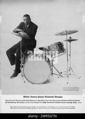 Eine ganzseitige Anzeige für Gretsch Drums aus einem amerikanischen Musikmagazin aus den 1960er Jahren mit Jazzdrummer Elvin Jones. Aus einem Musikmagazin der Mitte der 1960er Jahre. Stockfoto