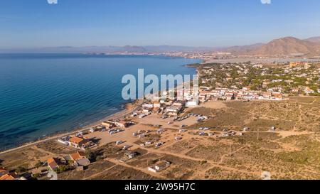 Drohnenfoto der Küstenstadt La Azohia an der Costa Calida, Spanien. Stockfoto