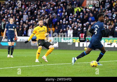 Matt Doherty der Wolverhampton Wanderers erzielt das zweite Tor des Spiels während des Premier League-Spiels im Molineux Stadium in Wolverhampton. Bilddatum: Sonntag, 24. Dezember 2023. Stockfoto