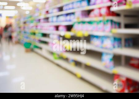 Waschmittelregale im Supermarkt oder Lebensmittelgeschäft verschwommener Hintergrund Stockfoto