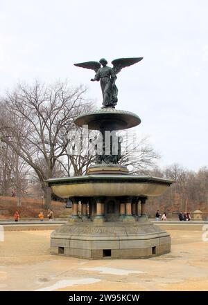 Bethesda Fountain, Detail, The Angel of the Waters Statue, im Central Park, fertiggestellt im Jahr 1873, Blick am schneefreien Winternachmittag, New York, NY, USA Stockfoto