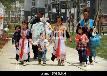 (231224) -- ANSHUN, 24. Dezember 2023 (Xinhua) -- Ji Xue (2. L) und Familienmitglieder kommen am 22. April 2018 in der umgesiedelten Gemeinde im Bezirk Xixiu der Stadt Anshun, südwestchinesische Provinz Guizhou, an. Vor fünf Jahren begannen die sechsjährige Ji Xue und ihre Familie aus der ethnischen Gruppe der Miao ein neues Leben. Dank der Bemühungen zur Armutsbekämpfung wurden sie in ein neues Zuhause aus unwirtlichen Bergregionen und abgelegenen Gebieten umgesiedelt. In den letzten fünf Jahren sind die Unterstützungseinrichtungen in der Umsiedlungsgemeinschaft, in der Ji heute lebt, immer besser geworden. Es dauerte mehr als zwei Stunden, bis Ji zu Fuß nach sch kam Stockfoto