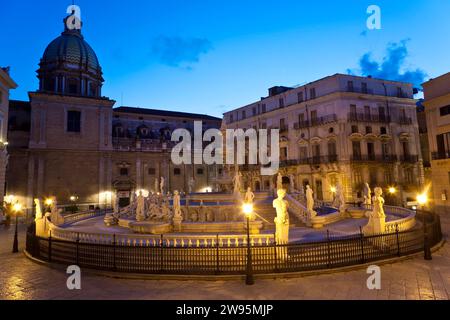 Der prätorianische Brunnen auf der Piazza Pretoria und das Rathaus in Palermo in Sizilien, Italien Stockfoto