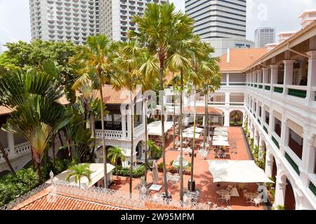 Ein Innenhof im Raffles Hotel, Singapur, Südostasien. Es wurde 1899 eröffnet und wurde nach Singapurs Gründer Sir Stamford Raffles benannt. Ein Kolonialstil Stockfoto