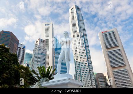 Statue von Sir Stamford Raffles und Skyline von Singapur, Südostasien Stockfoto