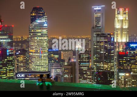 Infinity Pool und Skyline von Singapur in der Abenddämmerung, Marina Bay Sands Hotel, Singapur Stockfoto