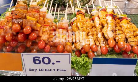 Köstliches Grillessen mit 10 kaufen, ein kostenloses Schild ist am Stand auf der Straße erhältlich. Street Food Stockfoto