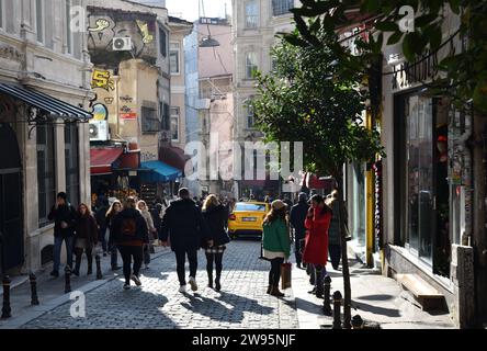 Istanbul, Türkei - 10. Dezember 2023: Straßenszene in Istanbul. Die Leute gehen an sonnigen Wintertagen auf die Galip Dede Street. Bezirk Beyoglu, Stadt o Stockfoto