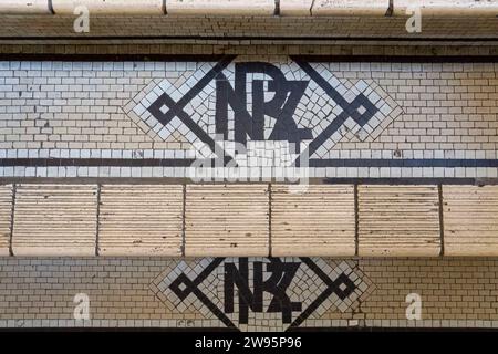 Die Treppe im Bahnhof Dunedin mit dem Logo der New Zealand Railways im Mosaik. Stockfoto
