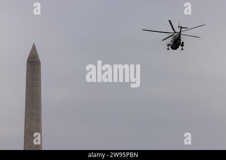 Marine One mit US-Präsident Joe Biden verlässt den South Lawn des Weißen Hauses in Washington, DC, auf dem Weg nach Camp David, dem präsidialen Rückzugsort in der Nähe von Thurmont, Maryland am Samstag, den 23. Dezember 2023. Copyright: XJuliaxNikhinsonx/xPoolxviaxCNPx/MediaPunchx Stockfoto