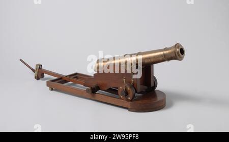 Modell einer 24-Pounder-Kanone auf einem Wagen, anonym, nach Marc René Marquis de Montalembert, 1797–1800 Demonstrationsmodell Modell einer 24-Pfund-Kanone auf Küstenabfall. Der 57 cm lange Lauf hat ein Kaliber von 33 mm. Die Inschriften sind auf dem Fass eingraviert, zusammen mit gekreuzten Ankern und Palmenzweigen. Das Rollenpferd besteht aus zwei Parellellenwangen mit vier Treppen und einer ellipsenförmigen Fruchtart am Boden, die durch die Wade und die Sohlenplatte miteinander verbunden sind. Die vordere Asche ist mit Halterungen an den Wangen befestigt. Die Vorderräder aus Holz bestehen aus zwei Scheiben. Am Heck des Modells Stockfoto