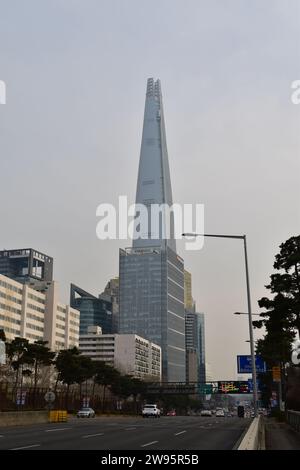 Blick auf den majestätischen Lotte World Tower Wolkenkratzer, ein Geschäfts- und Wohngebäude im Bezirk Songpa Stockfoto