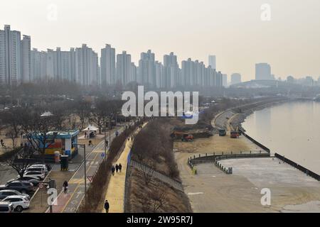 Blick auf den Jamsil Hangang Park am Ufer des Flusses Han und Wohnhäuser im Bezirk Songpa Stockfoto