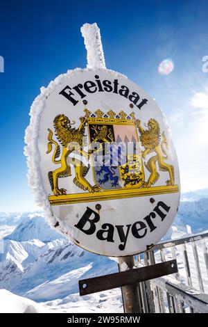 Grainau, Deutschland. Dezember 2023. Das Wappen des Freistaats Bayern ist auf dem Gipfel der Zugspitze zu sehen. Quelle: Matthias Balk/dpa/Alamy Live News Stockfoto