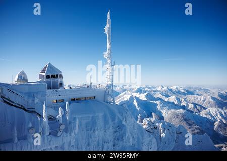 Grainau, Deutschland. Dezember 2023. Die eisige Tiroler Seite des Bahnsteigs auf der Zugspitze. Quelle: Matthias Balk/dpa/Alamy Live News Stockfoto